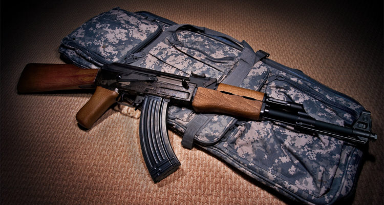 Sexto acusado por caso de venta de AK-47 se entrega en Santiago: estaba prófugo