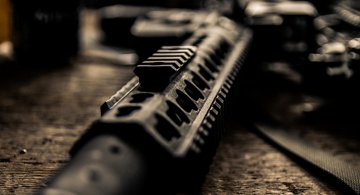 Fiscalía y la PDI indagan relación entre venta de un AK-47 con posibles desmanes en marzo