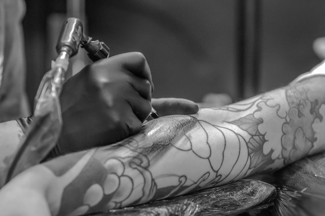 Estudio del Sernac detectó hongos y deficiencias de rotulación en tintas para realizar tatuajes