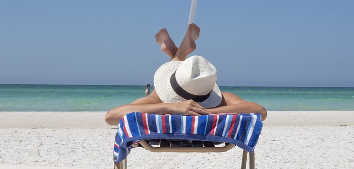 Disfruta un verano seguro cuidando tu piel: dermatóloga entrega importantes consejos