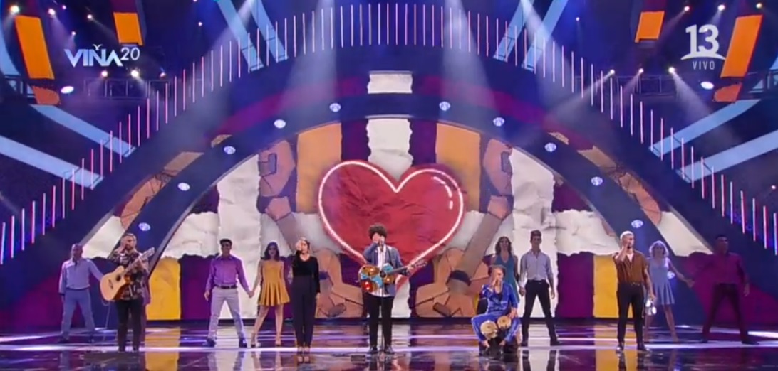 Vicente Cifuentes tapando su ojo