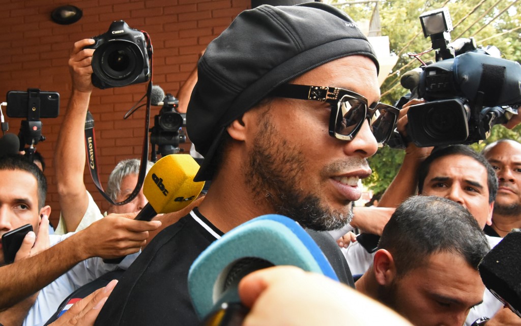 Por usar documentos falsos: Ronaldinho quedó libre tras declarar durante 7 horas en Paraguay
