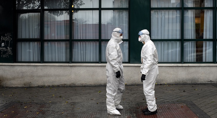 Coronavirus: militares descubren en residencias a ancianos muertos en sus camas en España