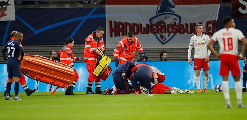 Gran susto en la Champions: jugador de Leipzig quedó inconsciente tras recibir pelotazo en la cara