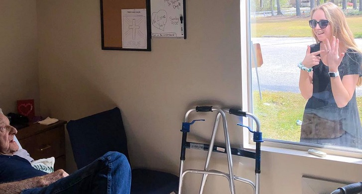 La conmovedora forma en que joven le contó a su abuelo aislado por coronavirus que se iba a casar