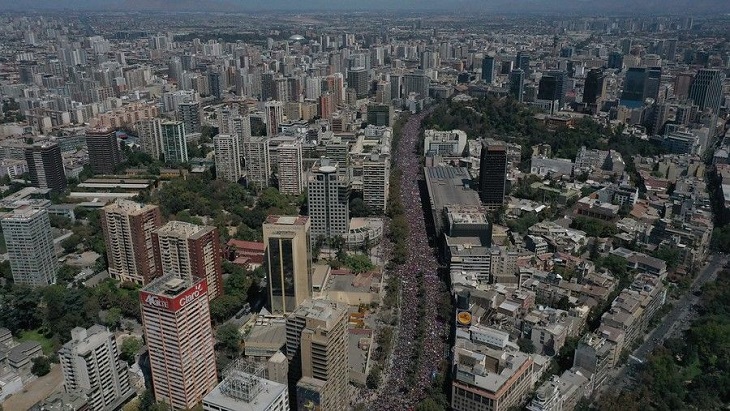 Las emocionantes postales que marcaron la multitudinaria marcha por el 8M en Santiago