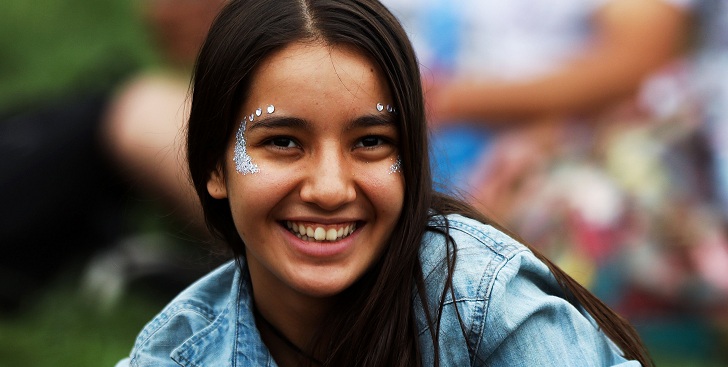 Maquillaje con glitter: los riesgos que debes conocer antes de utilizarlo en tu rostro