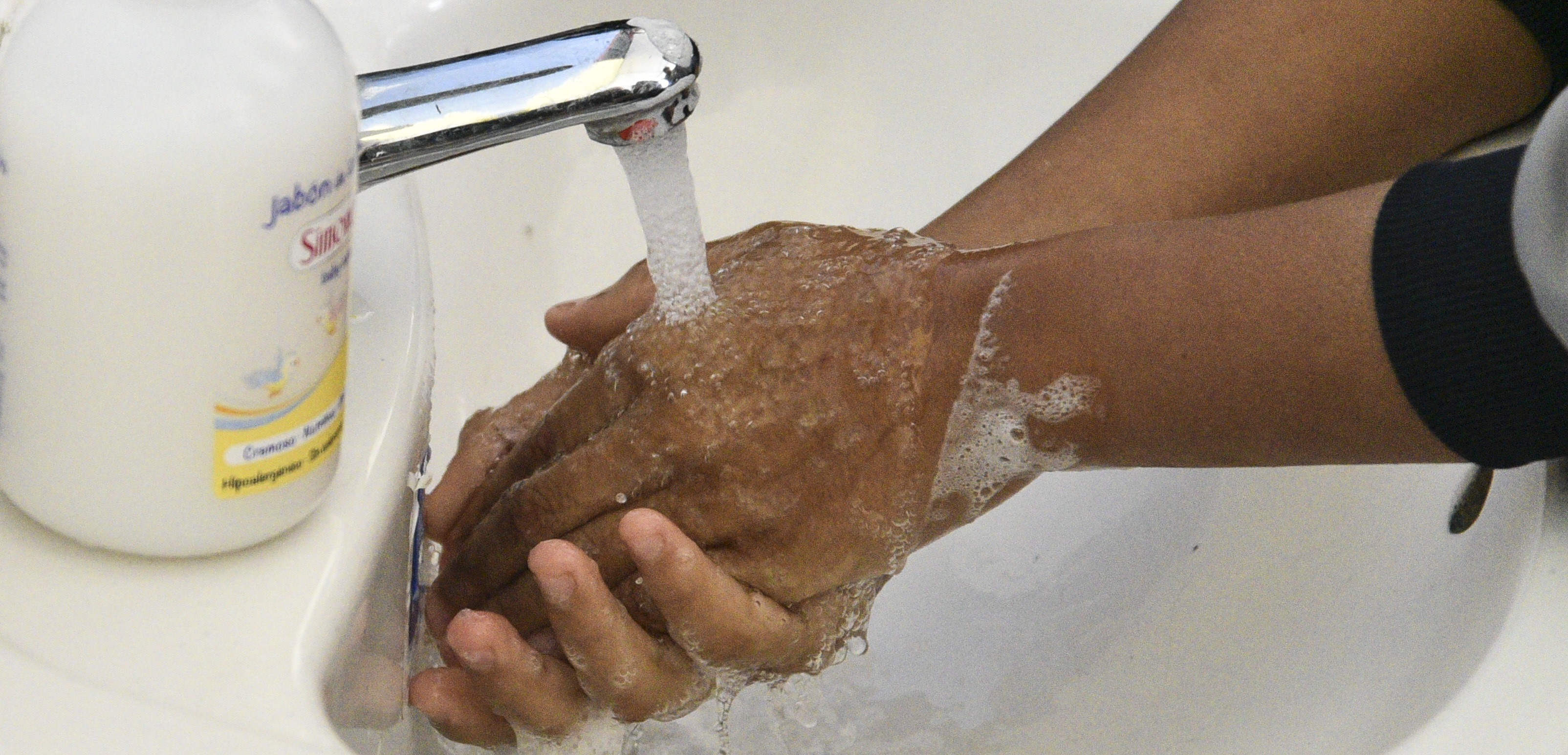 Estudio: secarse las manos con toallas de papel sería más eficaz para eliminar virus