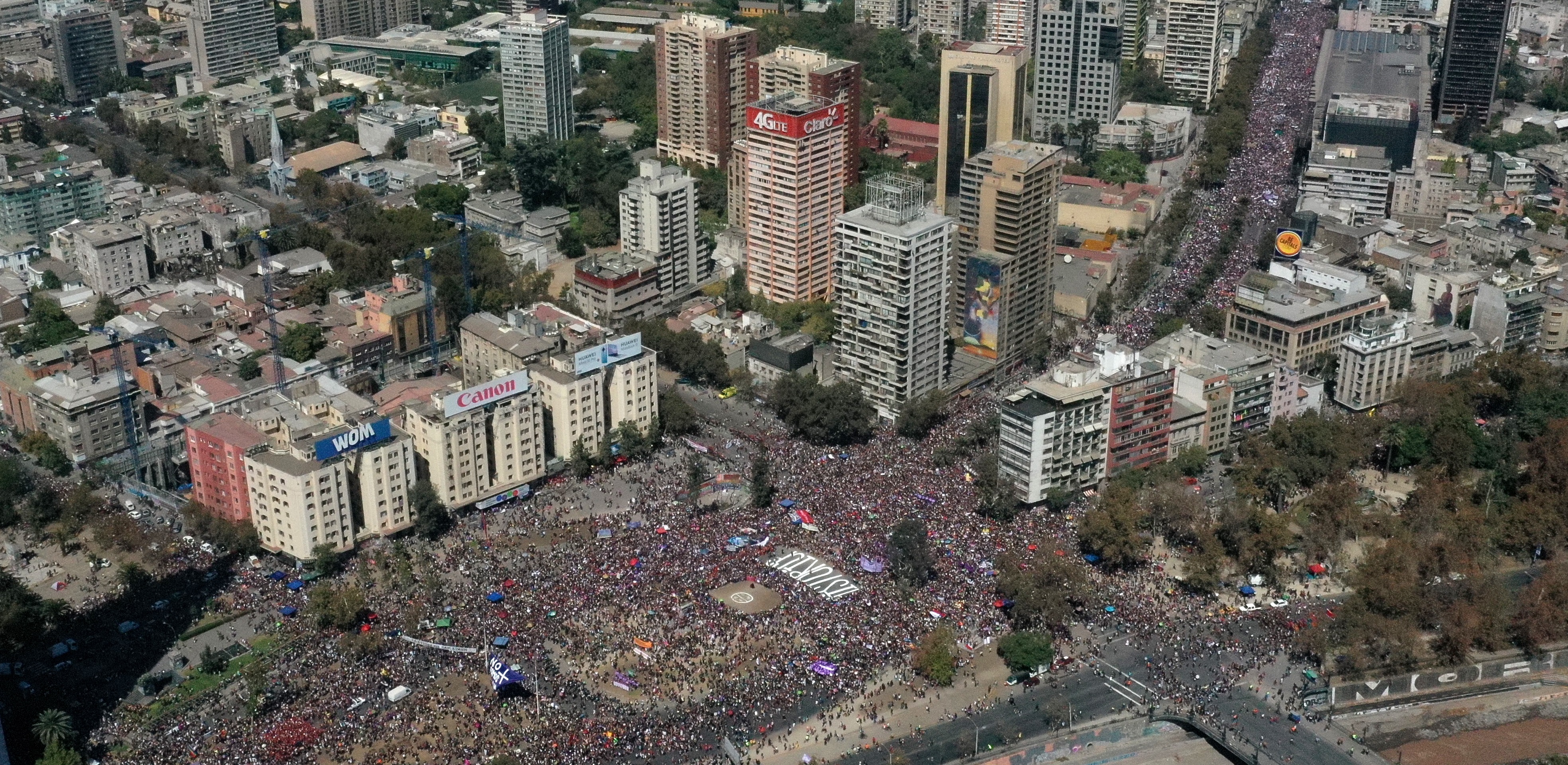 Día de la Mujer: multitudinarias marchas se registran en Santiago y Valparaíso conmemorando el 8M