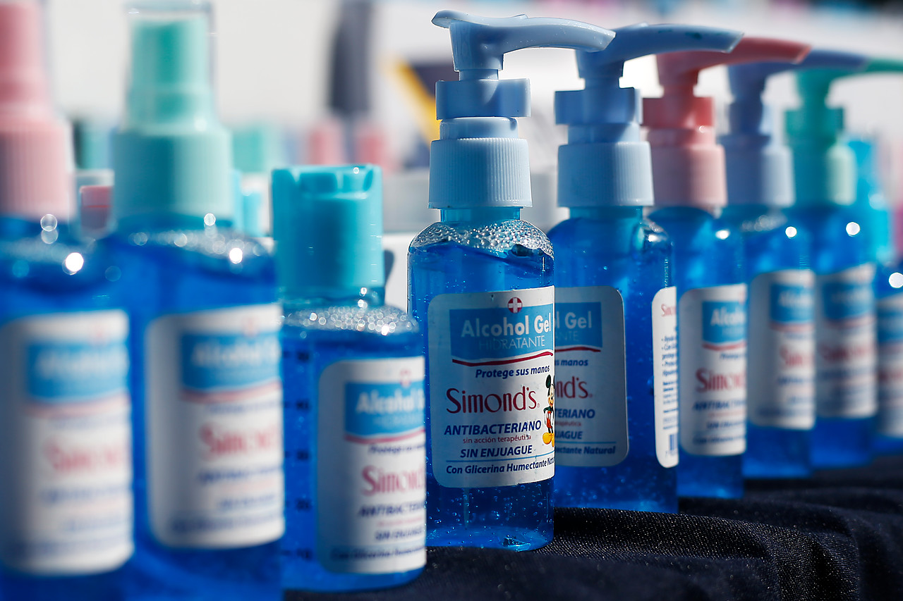 Advierten sobre venta de alcohol gel falsificado por coronavirus: aprende a indentificarlo
