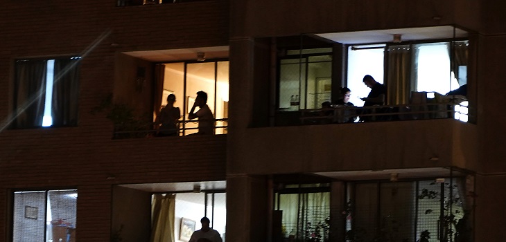 Aplausos masivos se registraron en la región Metropolitana como apoyo a labor del personal de salud