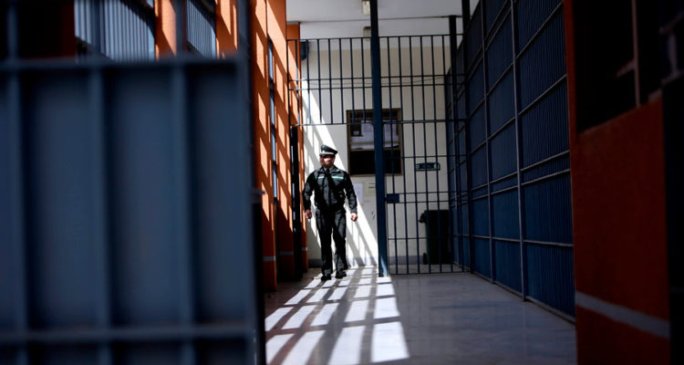 Reo escapó de cárcel de Valparaíso suplantando a compañero: gendarmes lo escoltaron hasta la puerta