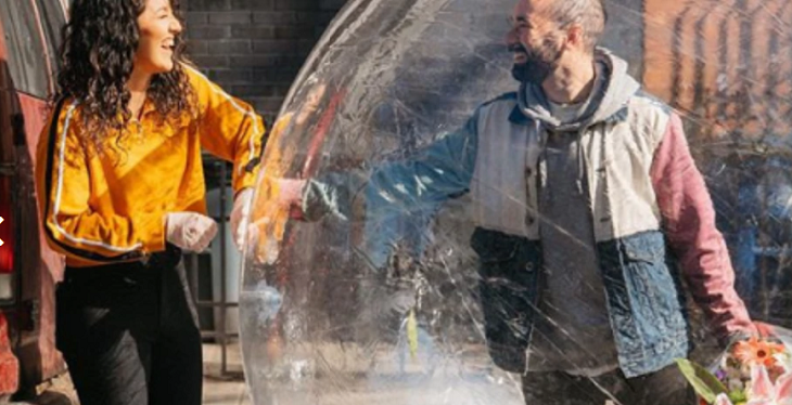 Amor en tiempos de cuarentena: con un drone joven invitó a una cita a su vecina