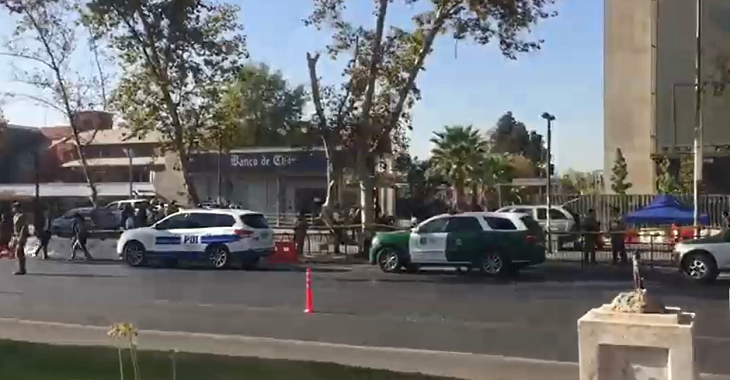 Dos carabineros y un cliente lesionado deja asalto a sucursal bancaria en Estación Central