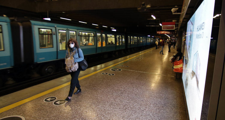 Metro de Santiago confirma un contagio y 51 trabajadores en cuarentena preventiva por COVID-19