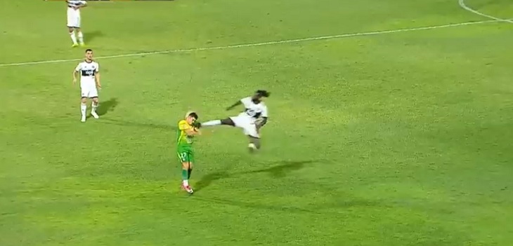 A lo Jackie Chan: Emmanuel Adebayor fue expulsado por brutal patada en la Copa Libertadores