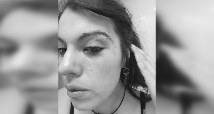 Mujer denuncia agresión de hombre en vagón de Metro: acusado fue golpeado por pasajeros y detenido