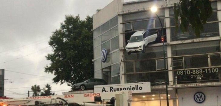 Insólito: un auto quedó colgando desde el segundo piso de una automotora en Argentina