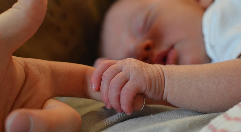 Los casos de bebés nacidos en plena cuarentena en Argentina y que sus familias aún no pueden conocer