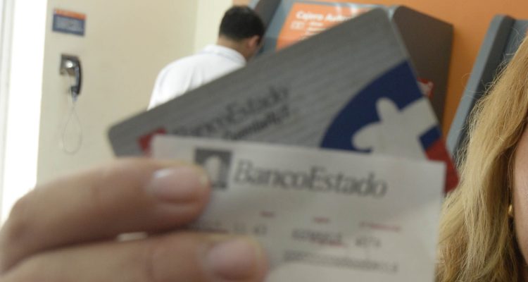 BancoEstado tendrá que devolver a clienta dineros que 