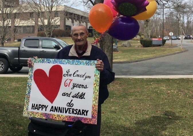La adorable idea de anciano para celebrar aniversario con su esposa aislada en un hogar por COVID-19