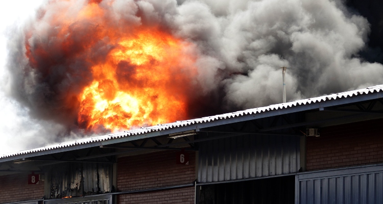 Bomberos confirma que explosión y gigantesco incendio dejó tres fallecidos en Pudahuel