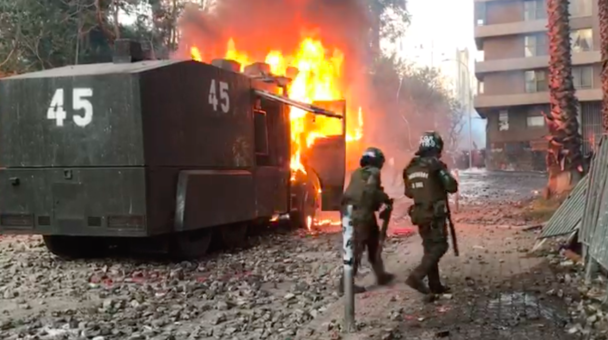 Registran a carro lanza agua que terminó envuelto en llamas tras ataque con bombas molotov