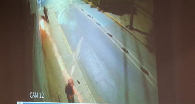 Captan a carabinero lanzando lacrimógena directo a nuca de peatón: quedó en prisión preventiva