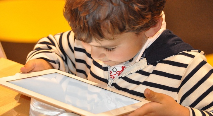 Los riesgos a los que se exponen los niños al usar dispositivos electrónicos de manera excesiva