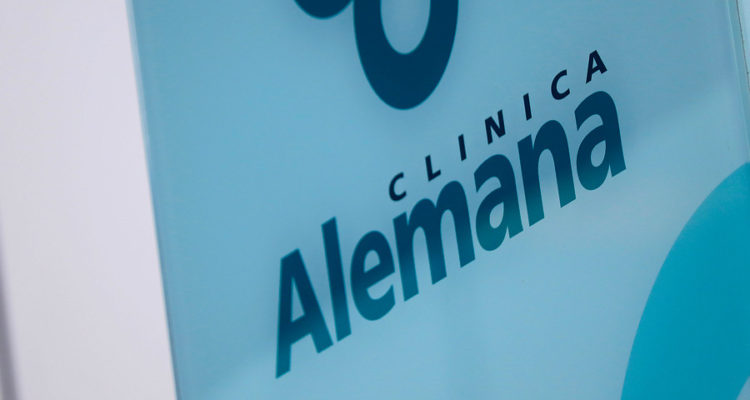 Sospechoso de COVID-19 golpeó a médico y le escupió a una enfermera en la Clínica Alemana