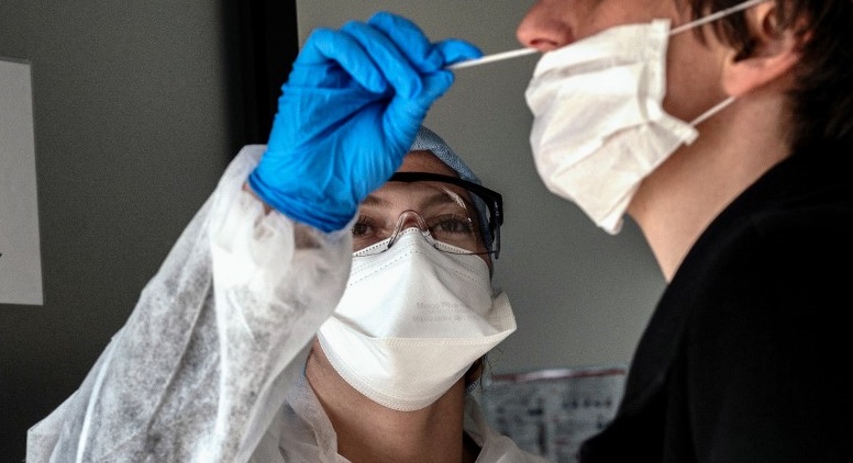 ¿Por qué no deberías hacerte el test de coronavirus si no presentas síntomas? Mañalich lo explicó