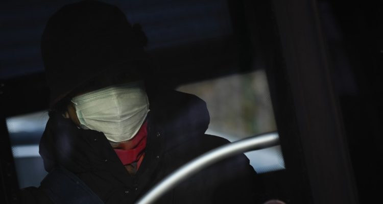 Confirman que apoderada de colegio de Peñalolén tiene coronavirus: se contagió con una cepa antigua