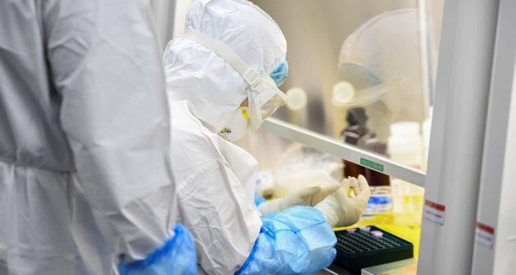 COVID-19: estudio de Universidad Johns Hopkins descubrió que el virus puede infectar a los oídos