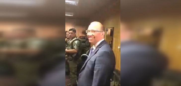 Con café y galletas: uniformados homenajean a defensor que liberó a carabinero tras disparo a joven