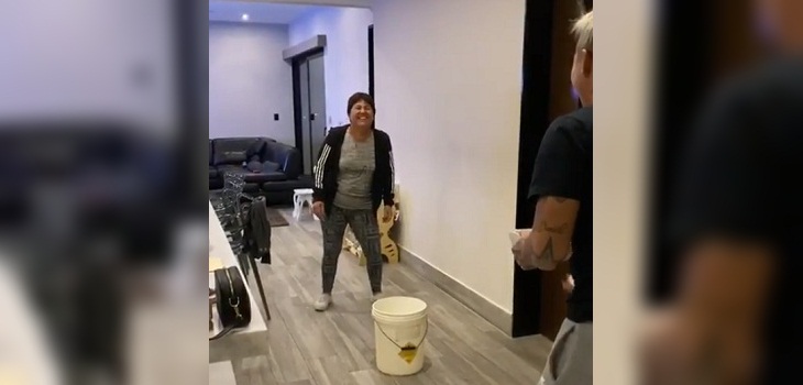 Eduardo Vargas jugó divertida broma a su madre y sacó risas en otros futbolistas chilenos