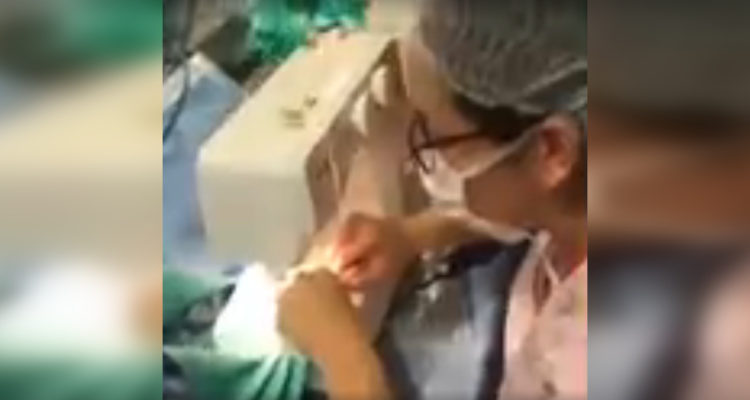 Video registra a enfermeras del Hospital Higueras confeccionando mascarillas ante falta de insumos