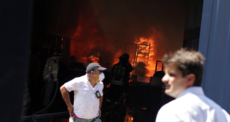 Fiscalía inicia investigación por cuasidelito de homicidio tras explosión e incendio en Pudahuel