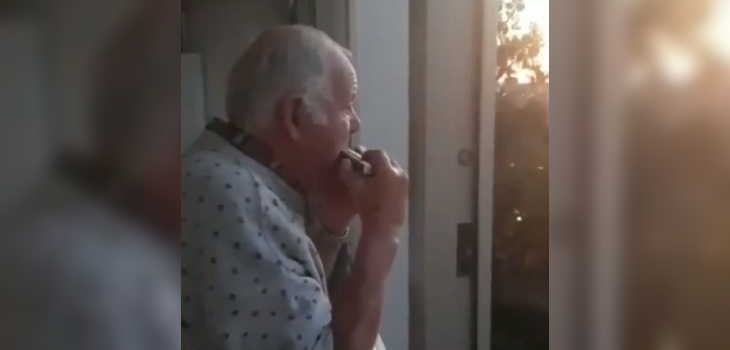 Anciano con Alzheimer toca su armónica en cuarentena y cree que aplausos desde balcones son para él