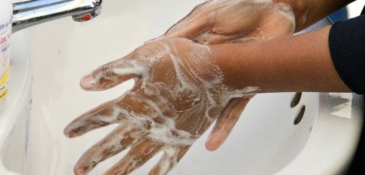 Las medidas de estudio de abogados luego que pareja de colaboradora diera positivo de Covid-19