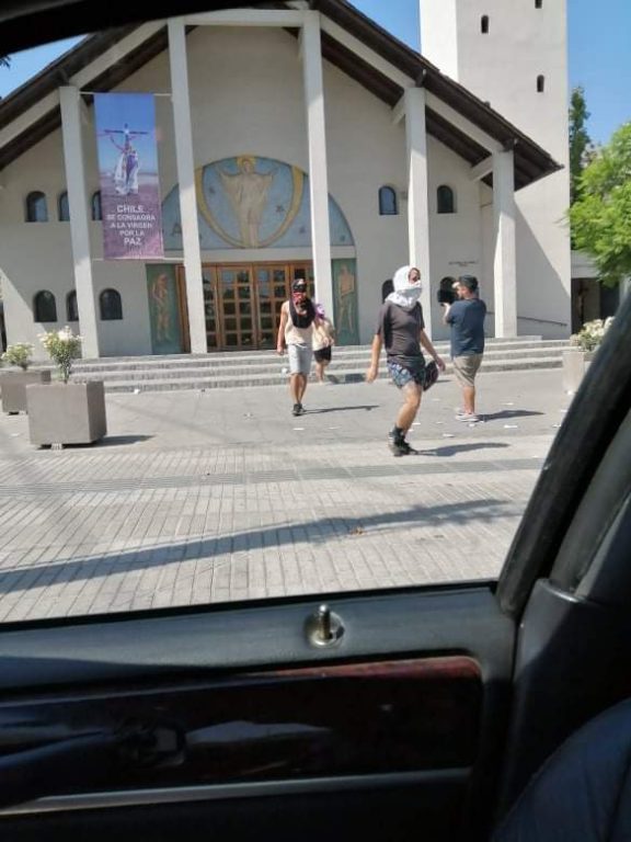 encapuchados llegaron en vistosa limusina a Clínica Alemana