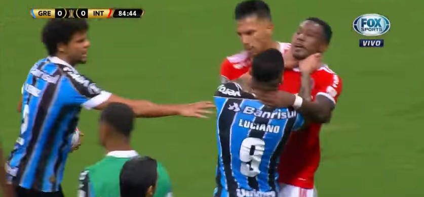 Ocho expulsados: duelo Gremio e Inter por la Libertadores terminó en batalla campal
