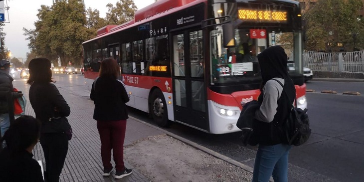 Le pidió usar mascarilla: arresto domiciliario para sujeto que acuchilló a chofer del Transantiago