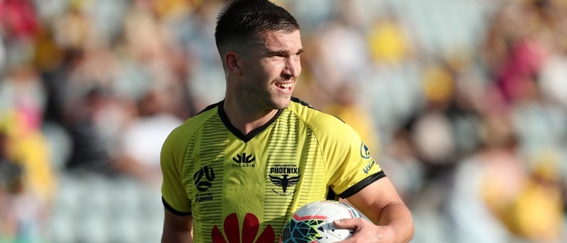 Dos futbolistas rompieron cuarentena en Australia y fueron detenidos manejando un carro de golf