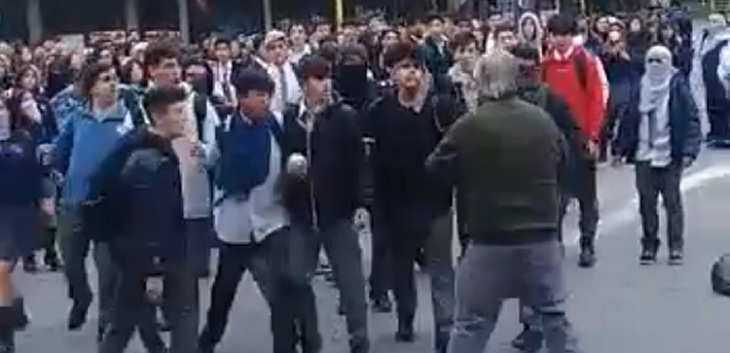 Escolares increpan a profesor jubilado que intentó evitar que hicieran barricadas en Puerto Montt