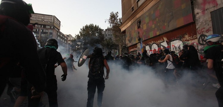 Falleció hombre que resultó con grave lesión durante manifestación en la Plaza Baquedano