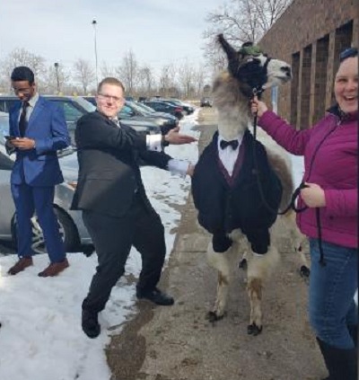 hombre matrimonio hermana llama