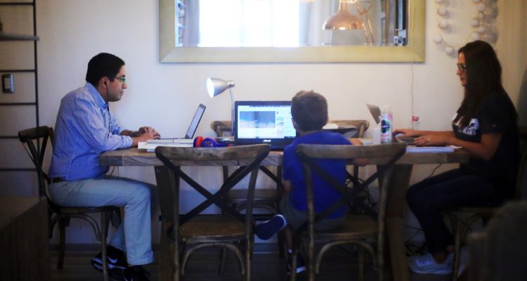 Despachan a ley regulación del teletrabajo: empleadores deberán costear medios para implementación