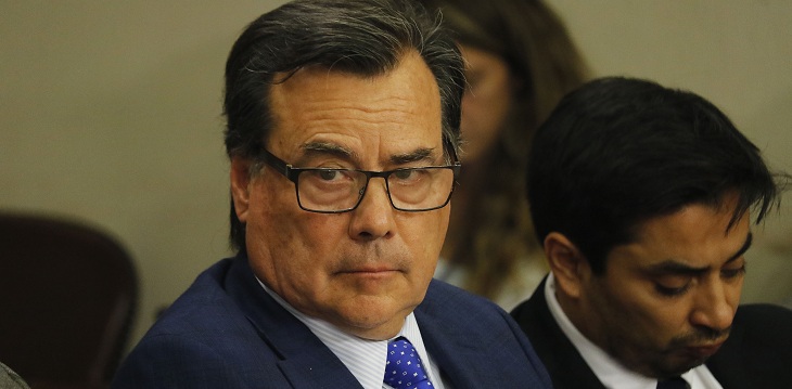 Canal de televisión sorprende a diputado Urrutia en la playa en Estado de Catástrofe por coronavirus