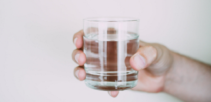 Gárgaras con agua y sal: ¿qué tan efectivas son contra el coronavirus?