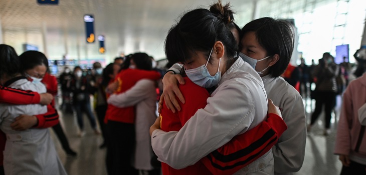 Una eufórica Wuhan celebra el fin del encierro por el coronavirus: Europa sigue en situación crítica